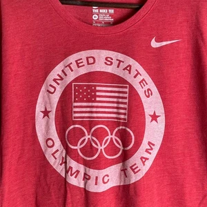 The Nike Tee Dri-Fit T-Shirt Uomo Taglia XL Rosso Stati Uniti Squadra Olimpica Tee - Foto 1 di 7