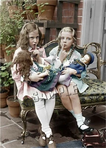 MÄDCHEN KINDER PUPPEN SPIELZEIT ANTIK PUPPEN SCHLAFEN VINTAGE FOTO LEINWAND KUNSTDRUCK - Bild 1 von 2