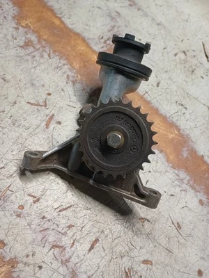 MERCEDES BENZ  R107 380SL ENGINE OIL PUMP OEM 1171860001 1171810001 - Image 1 of 4