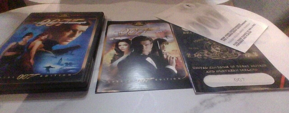 THE WORLD IS NOT  ENOUGH DVD 2003 Pierce Brosnan James Bond 007 Special Edition - Image 1 of 1