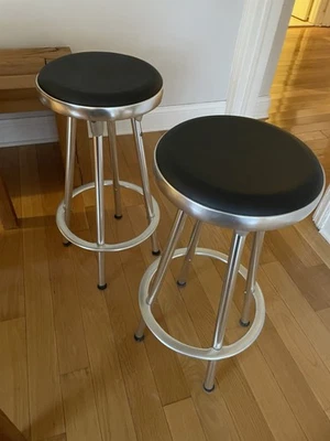 Par de taburetes de mostrador de aluminio Indecasa para DWR de Joan Casas i Ortinez Foto 1 de 3