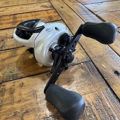 Carretel de pesca Shimano Chronarch 201E7 lança isca relação de engrenagem 7,01 branco - Imagem 1 de 4