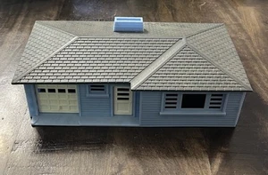 Plasticville - O-O27 - #1852 Ranch House - Blue - Charcoal Roof - Complete - Picture 1 of 6