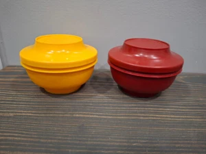 2er Set Tupperware Verschluss und Servierschüssel Deckel 1436 rot gelb 4,5 x 4,5 x 3 Zoll - Bild 1 von 4