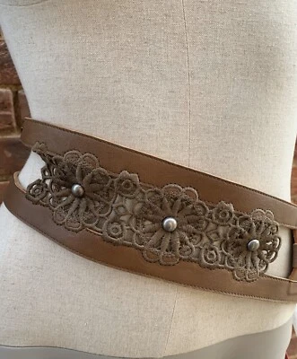 Nuevo con etiquetas Cinturón Oilily Seta Ancho Cuero Marrón Cintura Cadera Floral Encaje Inserto Grande 90 cm Foto 1 de 4