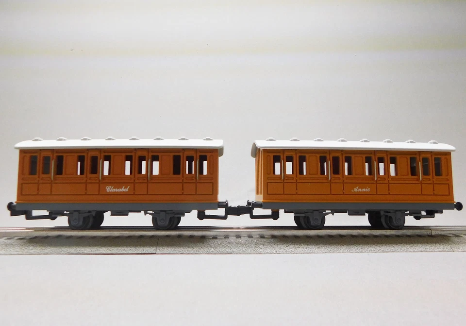 LIONEL THOMAS & FRIENDS ANNIE & CLARABEL PASSENGER CARS O GAUGE 6-83510-A&C