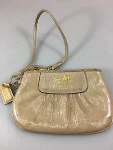 Muñequera Coach beige charol plisada brillante etiqueta colgante forro lavanda - Imagen 1 de 5