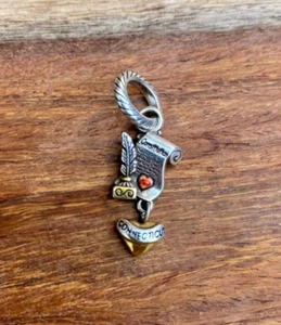 Brighton Connecticut State Constitution USA Gold Herz Charm Schriftrolle - Bild 1 von 2