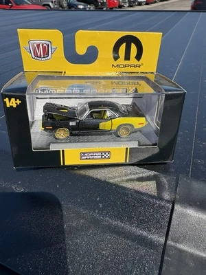 M2 Machines 1:64 ​​​​- 1971 Plymouth HEMI Cuda - Black/Yellow R81 24-55  - Image 1 of 4