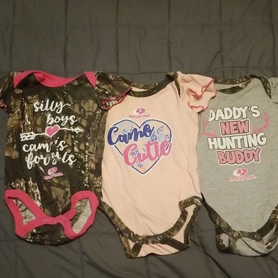 Mossy Oak 3 pack bodysuits camo - Image 1 of 4
