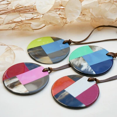 Kette lackiert Horn Anhänger rund handgemacht Lack Büffelhorn bunt Band handmade - Bild 1 von 4