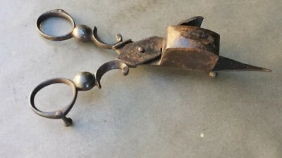 Ancienne superbe mouchette en fer forgé pour couper les mèches de bougie - Photo 1/4