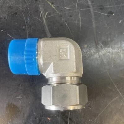 DK-Lok Male Elbow 1 " Tube OD x 1 in. MNPT ELBOW FITTING DLM-16-16n-s - Image 1 of 2