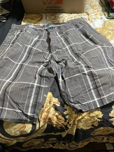 Boardshorts von Burnside Gr. 38 grau gestreift - Bild 1 von 4