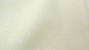 6 Yards Zitronengelb Baumwollstoff Allover kleine Herzen gepunktet Schweizer Look - Bild 1 von 5