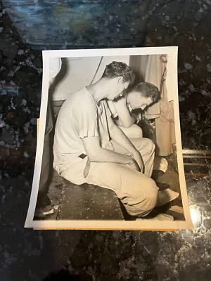 Лот из (2) оригинальных черно-белых фотографий Теда Уильямса - фотографии обоих игровых дней - Изображение 1 из 4