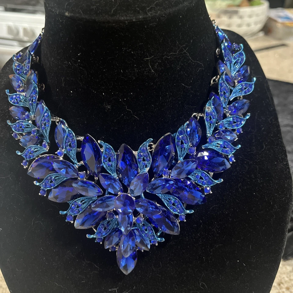 Hermoso juego de cristal azul en metal plateado margarita de cristal en el medio Foto 1 de 2