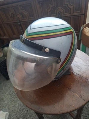 Casco de moto de nieve John Deere plateado multicolor vintage años 70 necesita restauración  Foto 1 de 4