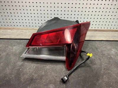 chipped lens 2021 2022 HYUNDAI ELANTRA passenger side quarter mounted tail light Foto 1 de 4