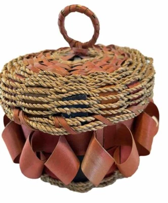 ABENAKI/MICMAC ASH & SWEETGRASS BUTTON BASKET, CURLICUE DECORATION - Image 1 of 4