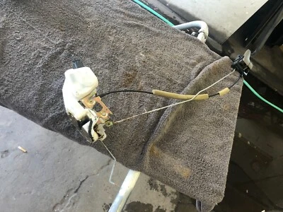 2003-2006 mitsubishi outlander RH passenger side front door latch actuator   - Image 1 of 4