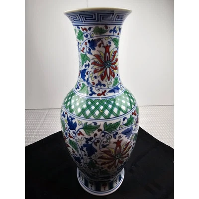 Colorful Vintage Chinese porcelain vase, likely inspired by the Qing Dynasty - Image 1 of 4
