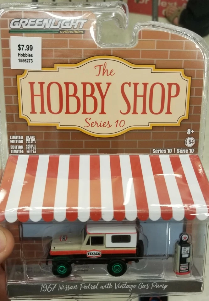 Nissan Patrol 1967 Greenlight Hobby Shop con bomba de gasolina vintage máquina verde Foto 1 de 1