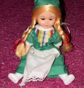 Muñeca Barbie Kid Clone 6" vintage - ropa tradicional irlandesa - ojos abiertos y cerrados - Imagen 1 de 4