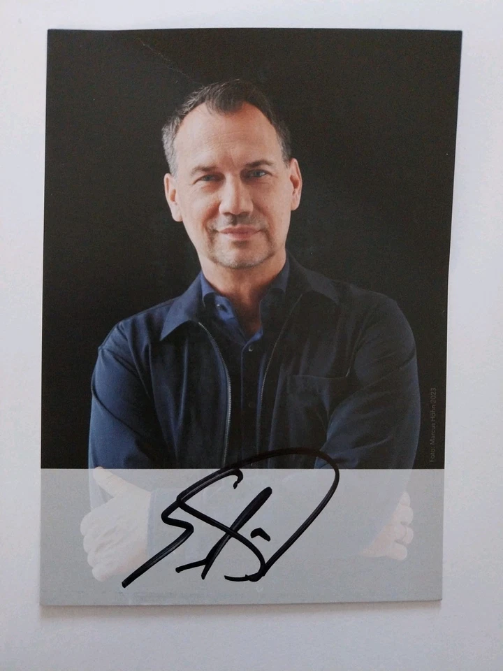 Sebastian Fitzek Autogramm Signiert AK Leichter Knick - Bild 1 von 1
