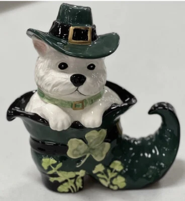 Blue Sky Clayworks Día de San Patricio Perro Esponjoso Blanco en Bota Brezo Goldminc Foto 1 de 4