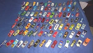 HUGE LOT OF 106 VINTAGE ALL HOT WHEELS CARS, TRUCKS, SUV'S, CYCLES UN-SEARCHED!! - Picture 1 of 11