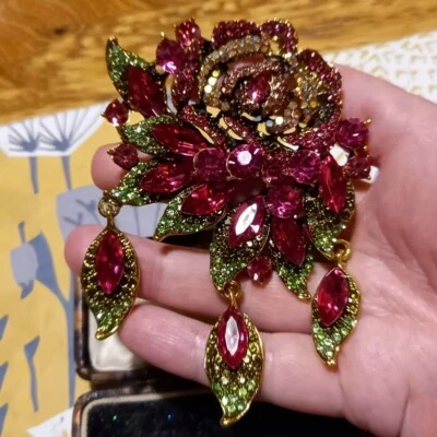 VINTAGE STYLE LARGE FLOWER BROOCH STUNNING SPARKLY CERISE PINK - Image 1 of 4