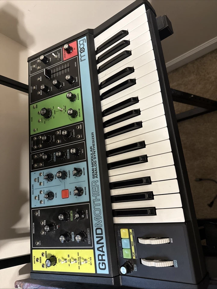 Sintetizador analógico semimodular Moog Grandmother multicolor REF#40349-1 Foto 1 de 1