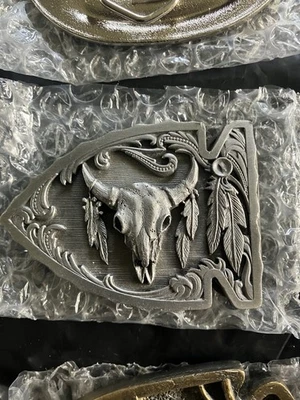 Siskiyou Buckle Co 1996 Western Punta de Flecha Vaca Calavera Metal Peltre Cinturón Hebilla EE. UU. Foto 1 de 2