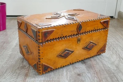 Alte kleine Schmuckschatulle Schmuckkästchen Holzkiste Schatztruhe - Bild 1 von 4