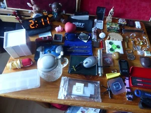 BUNDLE-ESTATE-CRACKERS-USABLE-WATCH-FLASHLIGHT-GLASSES-CIRCLE-MOUSE etc - Picture 1 of 17