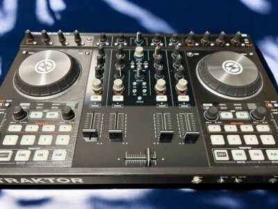 Native Instruments TRAKTOR KONTROL S4 MK2 DJ Controller getestet/funktionstüc... - Bild 1 von 3