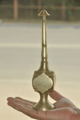 Botella/aspersor de agua de rosas con diseño de forma única artesanal de latón vintage Foto 1 de 4