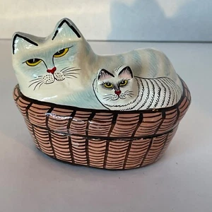 Cat with kitten Trinket Box in basket Lacquer Oval white Folk Art paper small - Picture 1 of 3