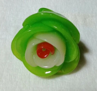 Audaz Enorme Anillo Verde LOTUS BLOOM LOOK FLOR Plástico Declaración 7 Foto 1 de 3