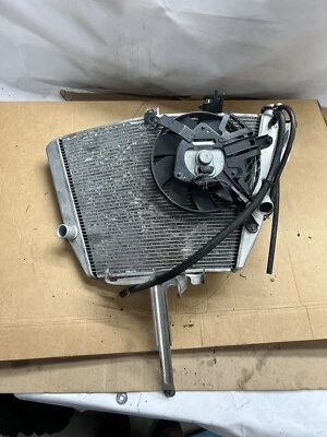 2012 - 2016 SUZUKI GSXR1000 РАДИАТОР СИСТЕМЫ ОХЛАЖДЕНИЯ ДВИГАТЕЛЯ ПЕРЕЛИВНОЙ БАК вентилятор - Изображение 1 из 4