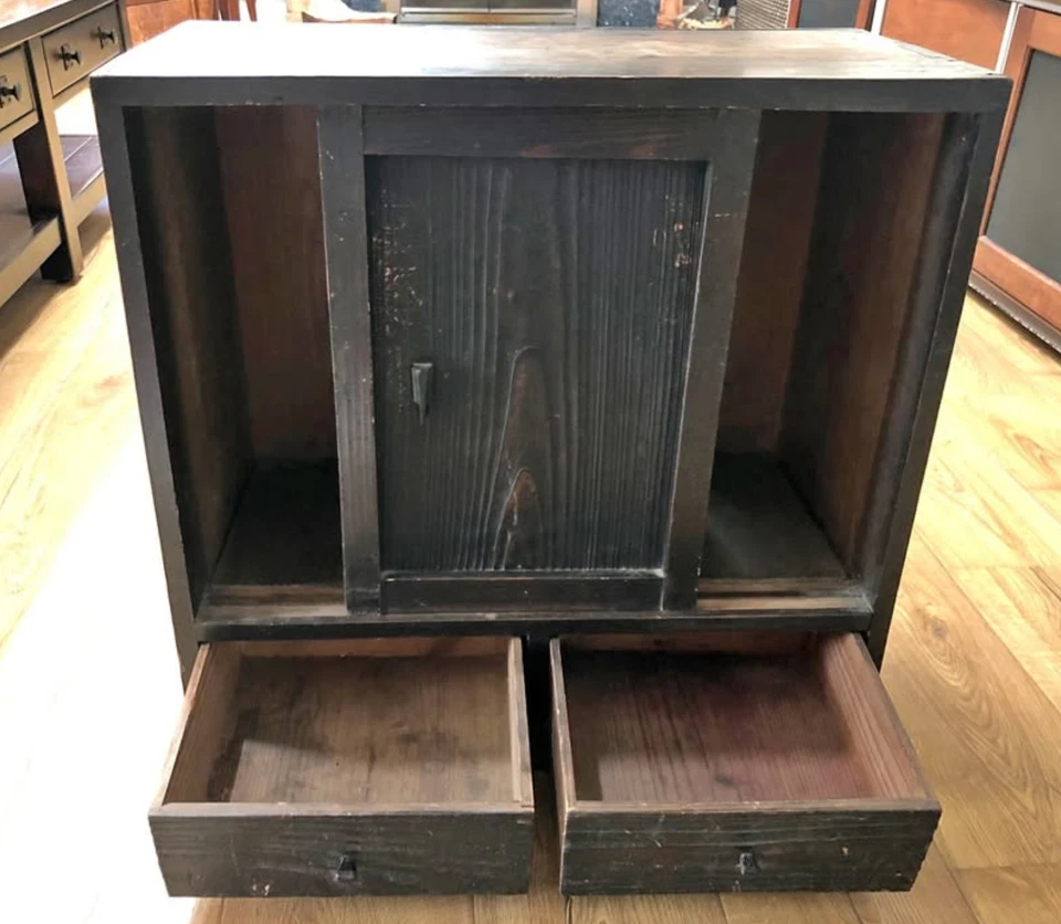 Autêntico Tansu japonês. Tansu pequeno. Portas deslizantes duplas 23"h x 23"w x 11"d.  - Imagem 1 de 1