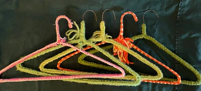 Lote de 5 perchas de alambre vintage cubiertas de ganchillo a mano multicolor Foto 1 de 4