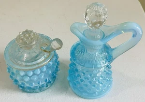 Fenton Hobnail blau opalisierend Fächer Öl Kruzifix und Senfglas mit Löffel Schöpfkelle - Bild 1 von 6
