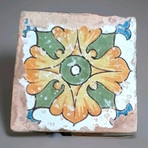 TOZZETTO o PIASTRELLA maiolica decoro mano Fiore - Sicilia XVIII° secolo Cm. 7,5 - Foto 1 di 2