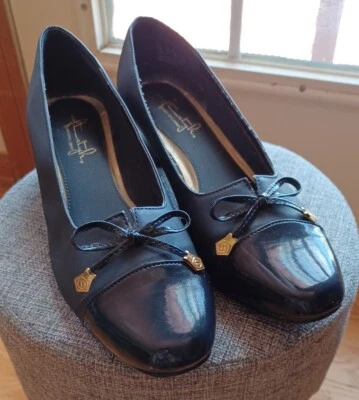 Zapatos de salón ESTILO SUAVE HUSH PUPPIES 7M azul marino con lazo charol punta satinado cuerpo elegantes tacón bajo Foto 1 de 4