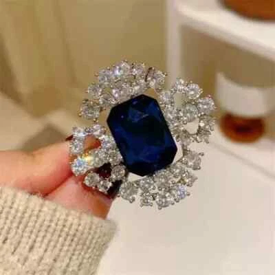 Broche broche flor zafiro creado en laboratorio corte esmeralda de 3,50 quilates chapado en oro blanco de 14 quilates Foto 1 de 4