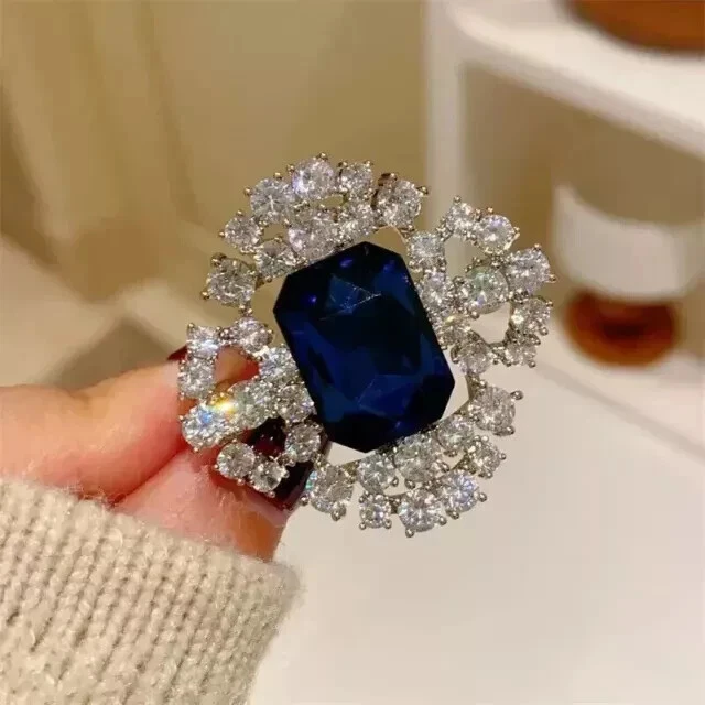 Broche broche flor zafiro creado en laboratorio corte esmeralda de 3,50 quilates chapado en oro blanco de 14 quilates Foto 1 de 4