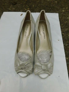 Andrew Geller Peep Toe Stacked Heels Pumps Sz 7 Metallic Champagne Bow So PRETTY - Picture 1 of 12