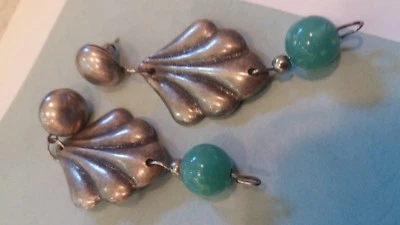 orecchini pendenti metallo sbalzato e perlina color turchese - Immagine 1 di 4